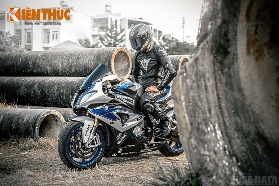 Được biết, chiếc  siêu môtô BMW HP4 này thuộc sỏ hữu của một biker tại TP HCM. Nó được phát triển dựa trên nguyên mẫu của dòng S1000RR đã và đang rất thành công. Trên HP4, BMW vẫn giữ thiết kế không đối xứng truyền thống như trên các dòng môtô thể thao khác của mình.